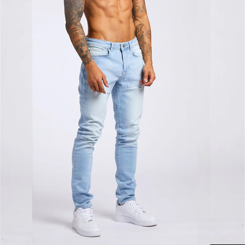 Lys blå jeans med slank passform og høy midje for menn, ideelle for en moderne og stilren look. Laget av komfortabelt materiale som gir god bevegelsesfrihet, perfekt til både hverdagsbruk og spesielle anledninger.