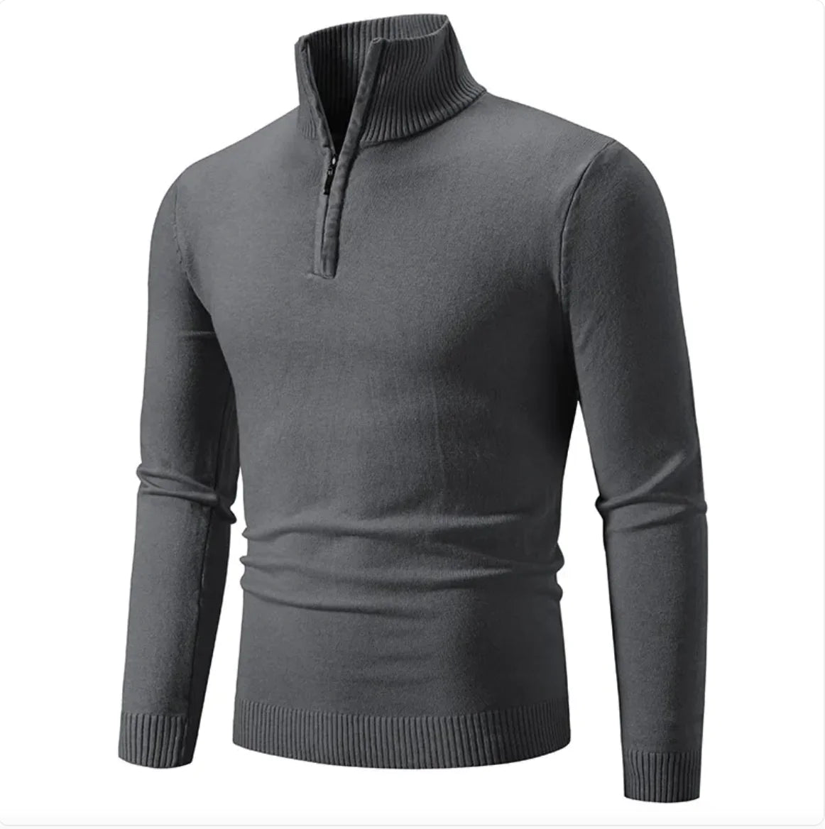 Mørk grå genser med glidelås, laget av mykt og komfortabelt stoff. Genseren har en moderne og sporty design, med høy hals som kan lukkes med glidelås. Den er perfekt for både hverdagsbruk og trening, og gir et stilrent utseende. Glidelåsen gjør det enkelt å regulere temperaturen, og de elastiske mansjettene holder genseren på plass. Finnes i ulike størrelser