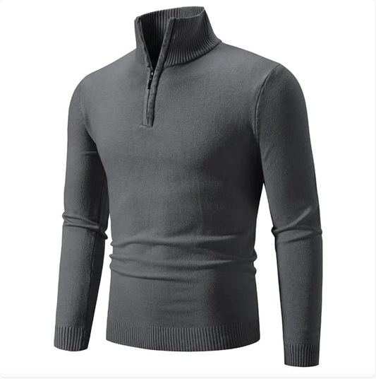 Mørk grå genser med glidelås, laget av mykt og komfortabelt stoff. Genseren har en moderne og sporty design, med høy hals som kan lukkes med glidelås. Den er perfekt for både hverdagsbruk og trening, og gir et stilrent utseende. Glidelåsen gjør det enkelt å regulere temperaturen, og de elastiske mansjettene holder genseren på plass. Finnes i ulike størrelser