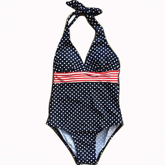Mørkeblå badedrakt med hvite prikker og røde striper, designet for å gi et stilfullt og sporty look. Fremstilt av hurtigtørkende materiale med god strekkbarhet for optimal komfort. Perfekt til svømming, strandturer eller til å ha i bassenget.