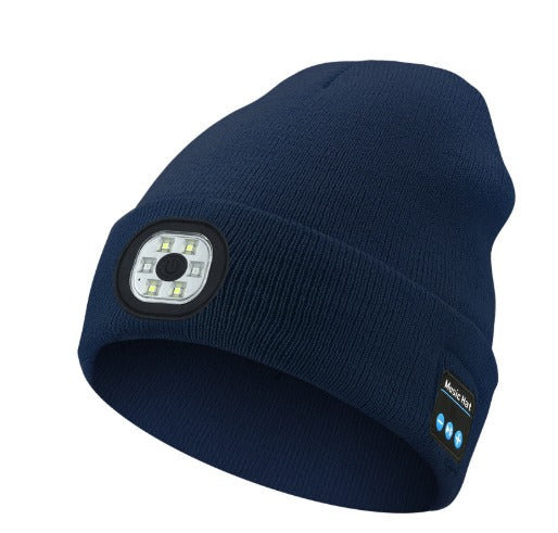Mørkblå lue med innebygd LED-lys og Bluetooth, laget av mykt akrylmateriale. Perfekt for å holde deg varm, lytte til musikk og være synlig i mørket.
