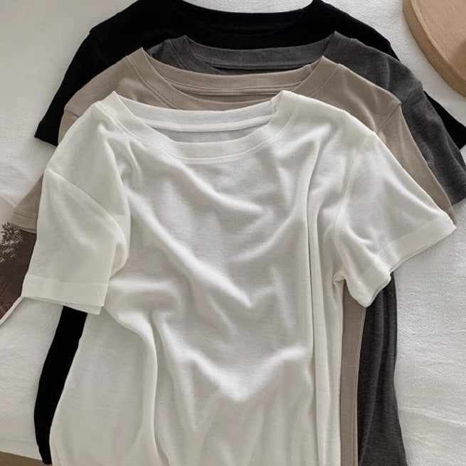 Myk t-skjorte i lin og bomull for dame, med rund hals og høy-lav fald. Lett, pustende og tidløs design som passer både til hverdags og fine anledninger.