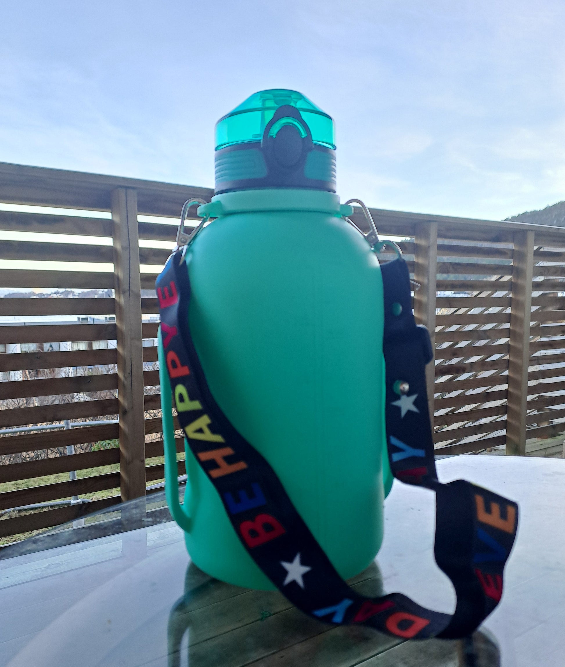 En sammenleggbar vannflaske med to liter kapasitet, laget av holdbart, BPA-fritt materiale. Ideell for friluftsaktiviteter, reise og trening. Flaske designet for enkel oppbevaring når den ikke er i bruk.