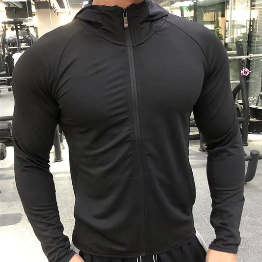 Sportsgenser med hette i svart, laget av slitesterkt materiale. Perfekt for trening og fritid.
