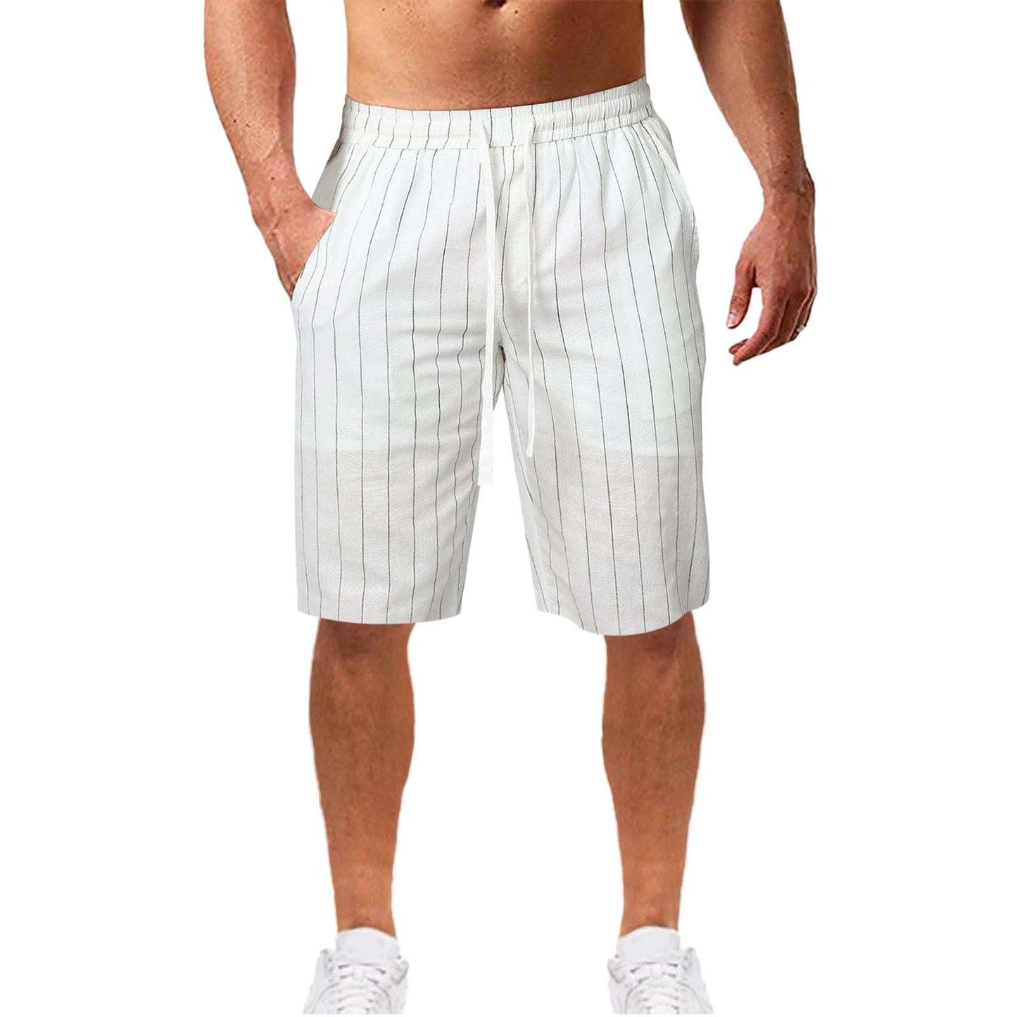 Stripete hvit herreshorts med snøring og elastisk midje, ideelle for komfort og stil. Designet i myk og lett materiale, perfekt for varme dager. Shortsene har en moderne stripemønster med en justerbar snøring for optimal passform. Passer godt til både avslappede og sporty anledninger.