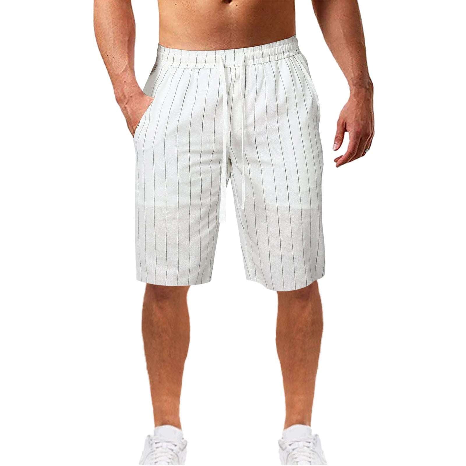 Stripete hvit herreshorts med snøring og elastisk midje, ideelle for komfort og stil. Designet i myk og lett materiale, perfekt for varme dager. Shortsene har en moderne stripemønster med en justerbar snøring for optimal passform. Passer godt til både avslappede og sporty anledninger.