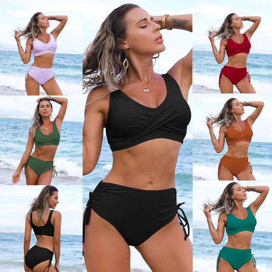 Modell iført en twist bikini med høy midje i sort, med vattert overdel og flatterende passform som fremhever midjen. Komfortabel og stilren badedrakt for sommerens eventyr.