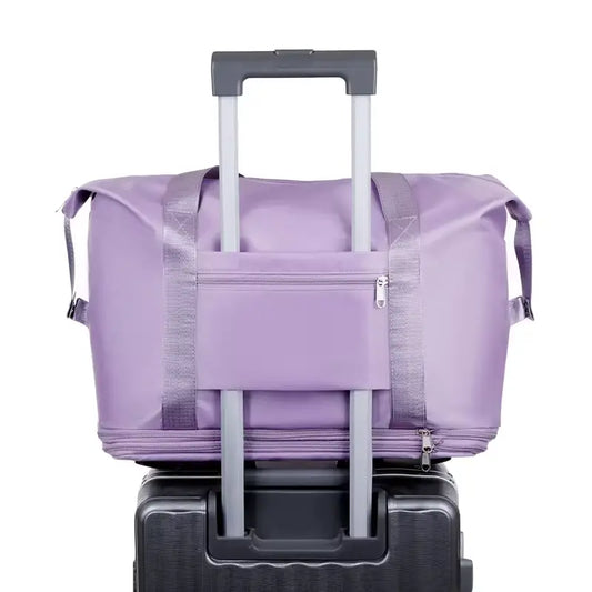 En praktisk og utvidbar reisebag med avtagbare hjul, perfekt for fleksibel og komfortabel transport. Bagen har romslig oppbevaringsplass, slitesterkt materiale og flere bæremuligheter, ideell for både korte og lange reiser.