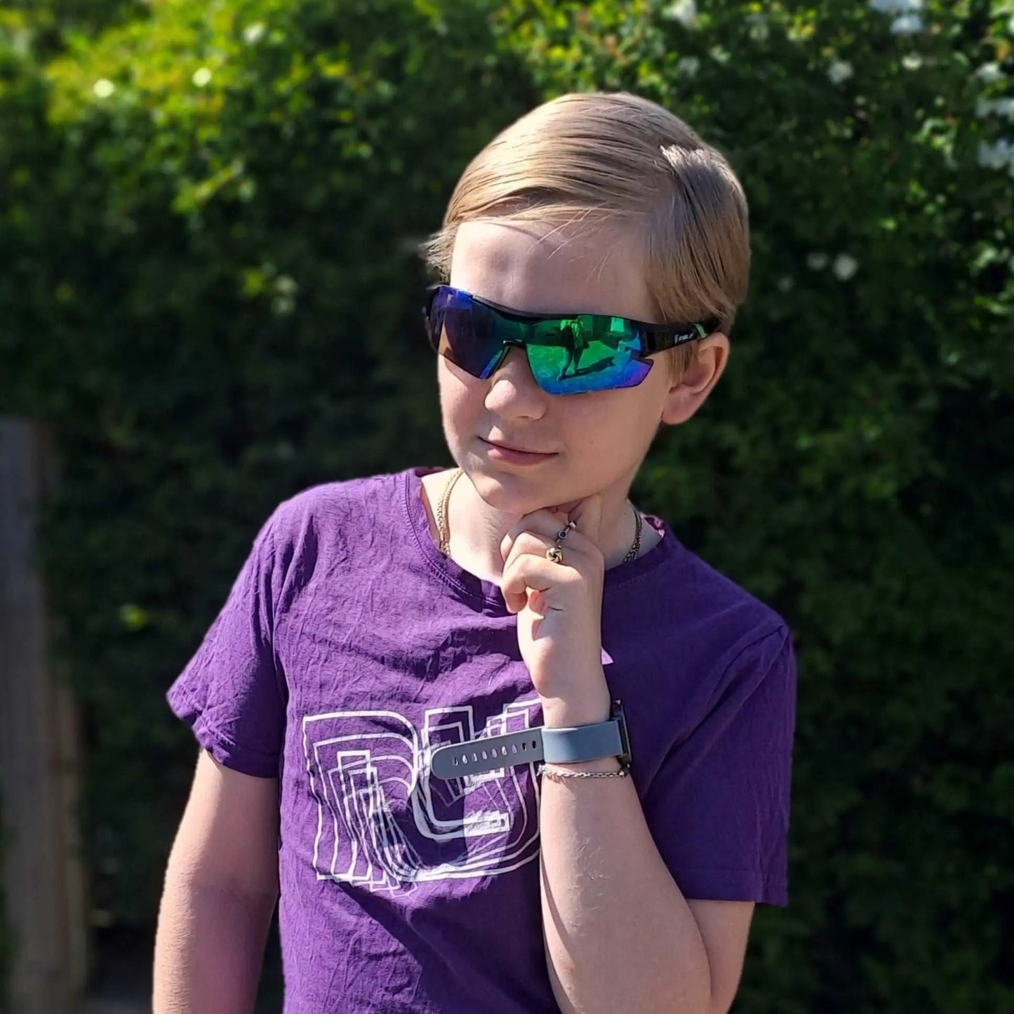 Vindtette solbriller for sykling med aerodynamisk passform, buet linse og godt sidebeskyttelse for klart syn i høy fart.