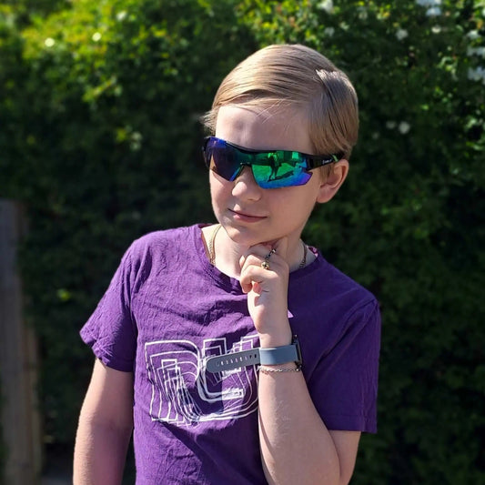 Vindtette solbriller for sykling med aerodynamisk passform, buet linse og godt sidebeskyttelse for klart syn i høy fart.