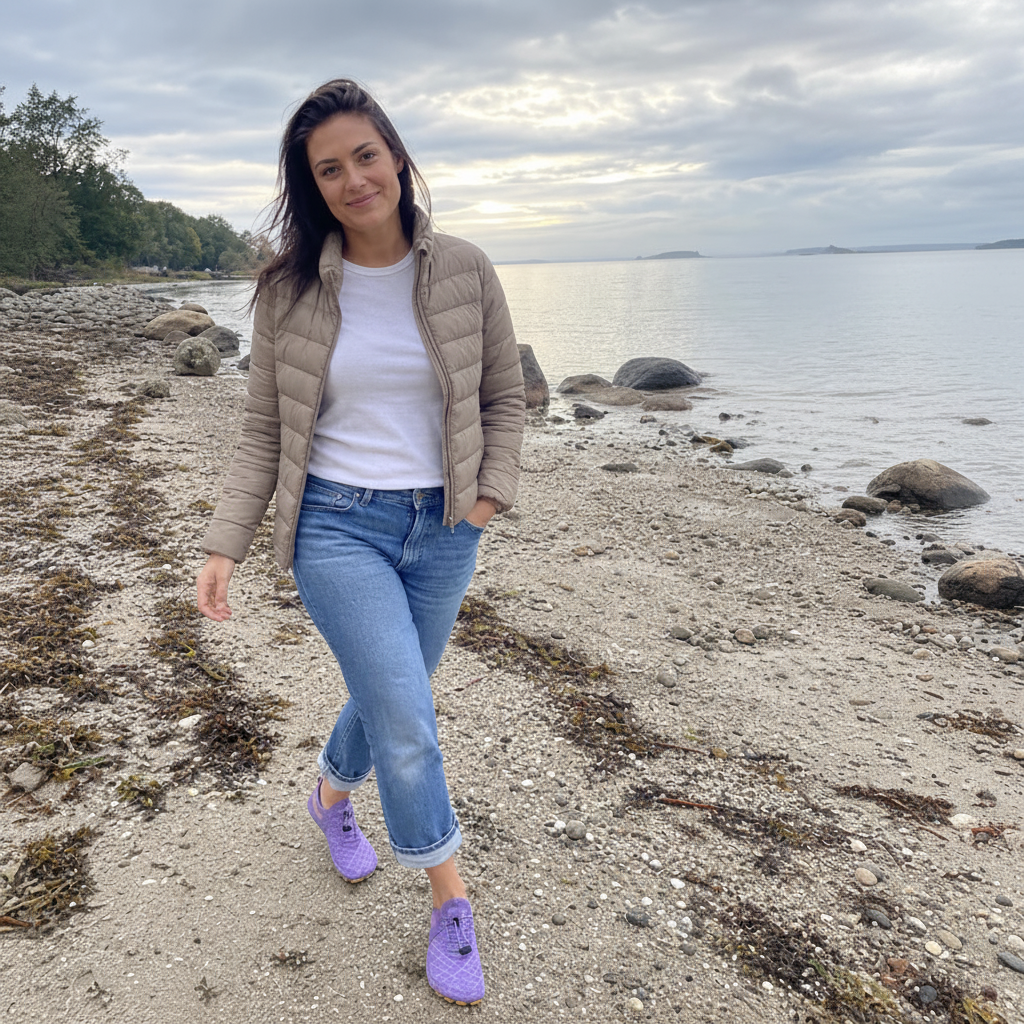 Dame med lilla barfotsko på strand – kvadratisk