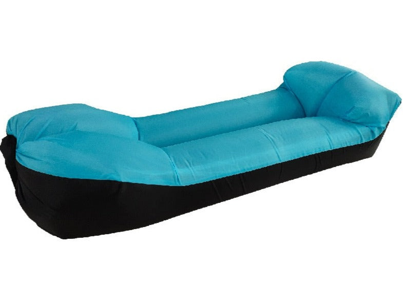 Oppblåsbar sofa i turkis, perfekt for camping og utendørsaktiviteter. Enkel å blåse opp og komfortabel å sitte på.