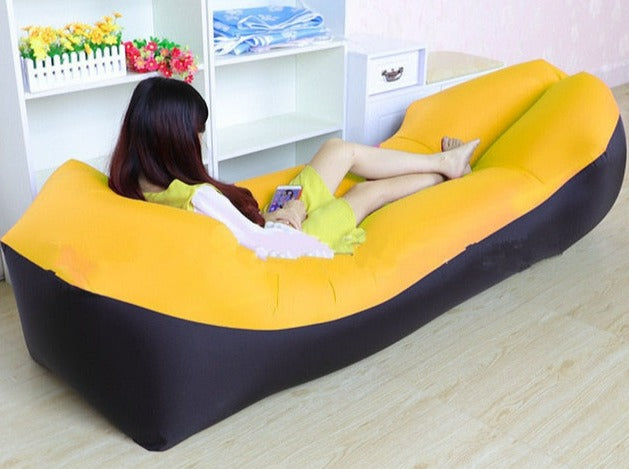 Oppblåsbar sofa i gul, perfekt for camping og utendørsaktiviteter. Enkel å blåse opp og komfortabel å sitte på.