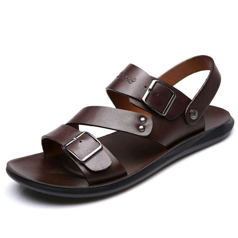 Et par stilfulle og komfortable herresandaler i mykt skinn, perfekt for varme sommerdager. Sandalene har et sikkert stroppdesign og en åpen tå som lar føttene puste. Ideelle for stranden, turer og uformelle utendørsaktiviteter.