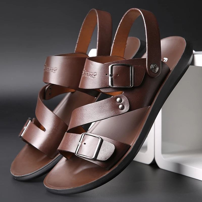 Et par stilfulle og komfortable herresandaler i mykt skinn, perfekt for varme sommerdager. Sandalene har et sikkert stroppdesign og en åpen tå som lar føttene puste. Ideelle for stranden, turer og uformelle utendørsaktiviteter.